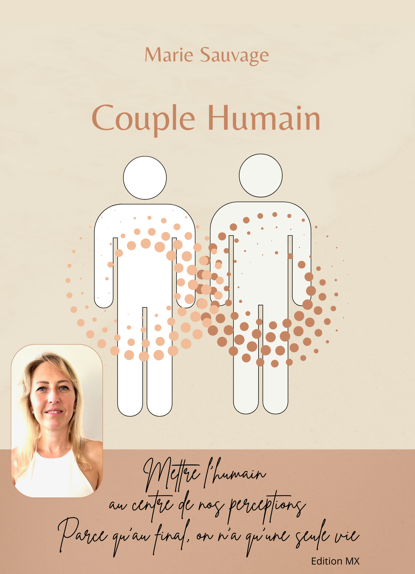 Couverture du livre "Couple Humain" de Marie Sauvage, représentant deux silhouettes humaines avec des points dégradés symbolisant la connexion humaine, accompagnée d'un portrait de l'autrice.